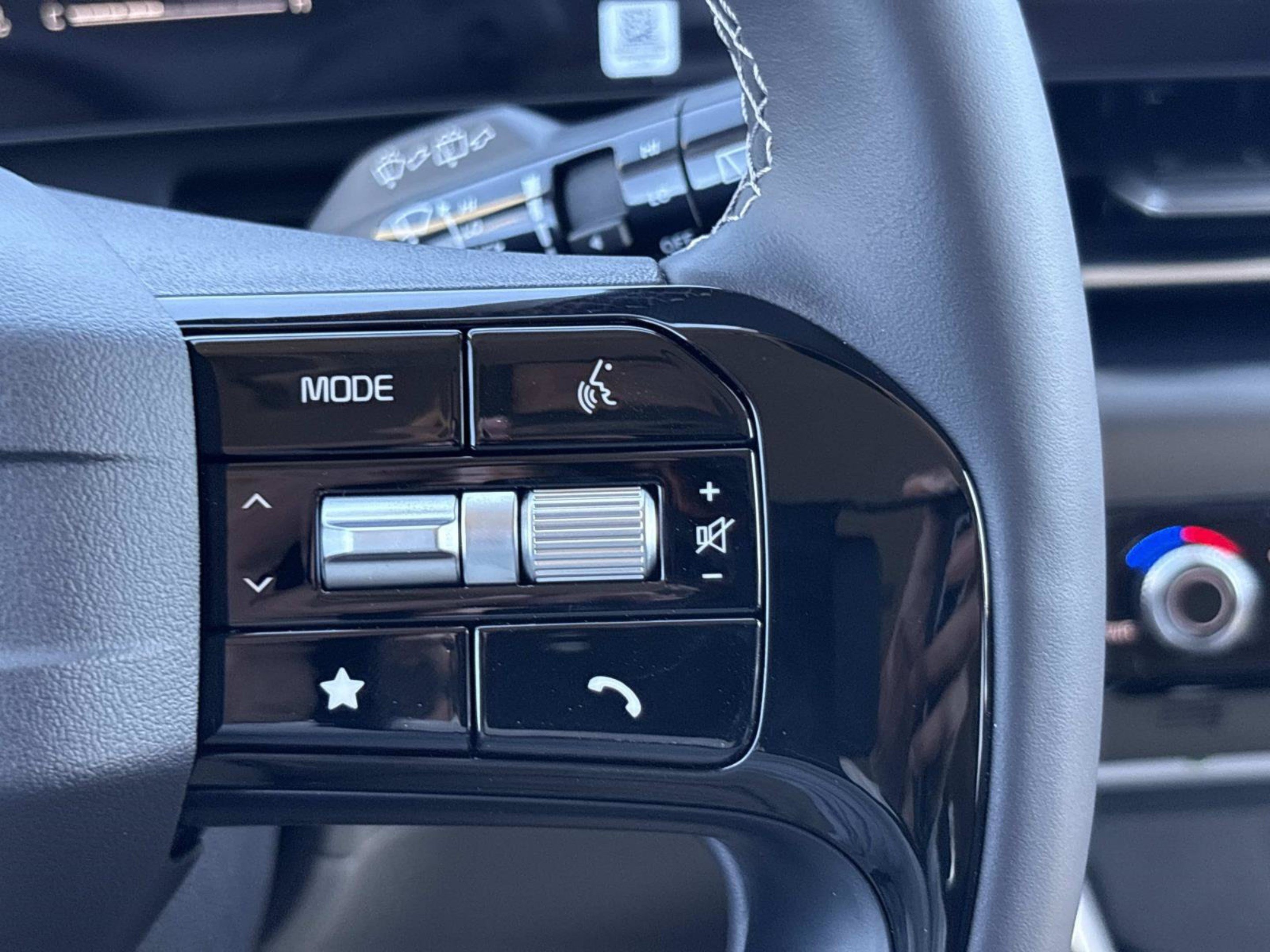 New 2027 Ceramic Silver Kia LXS image 21