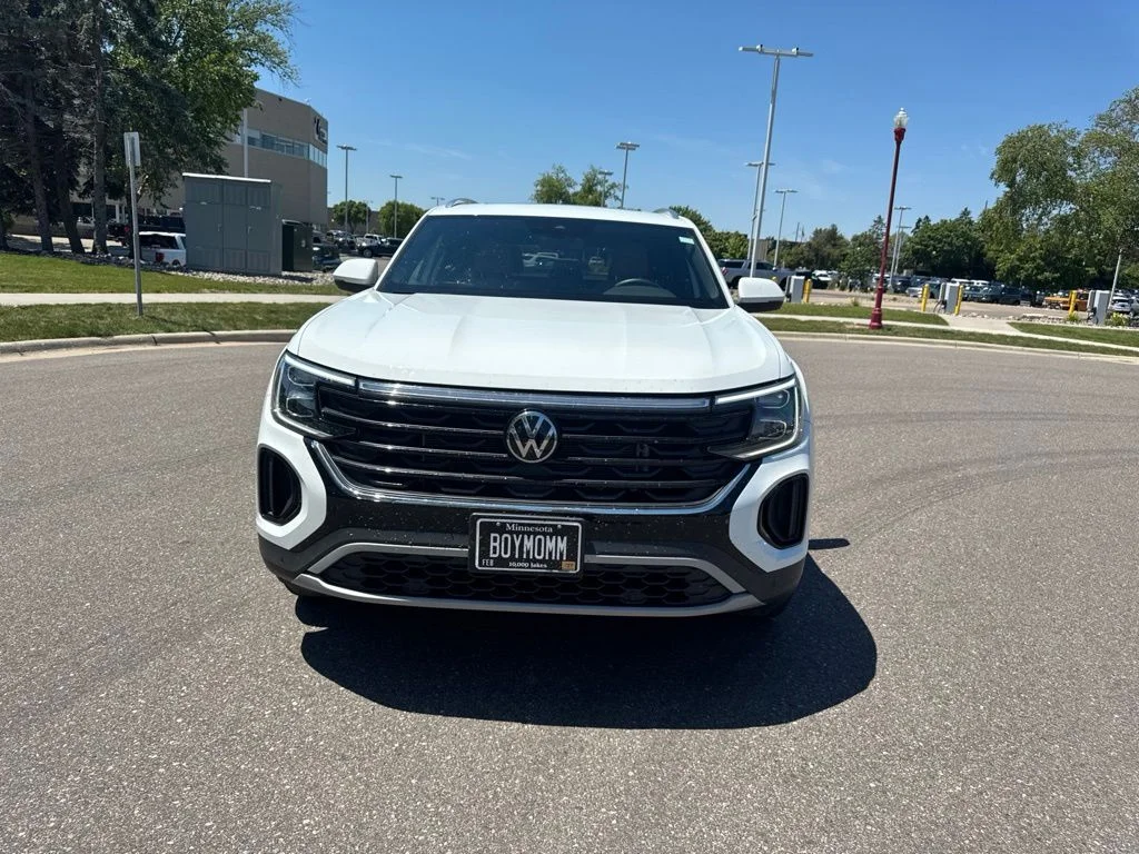 Used 2025 White Volkswagen 2.0T SE w/Technology image 3