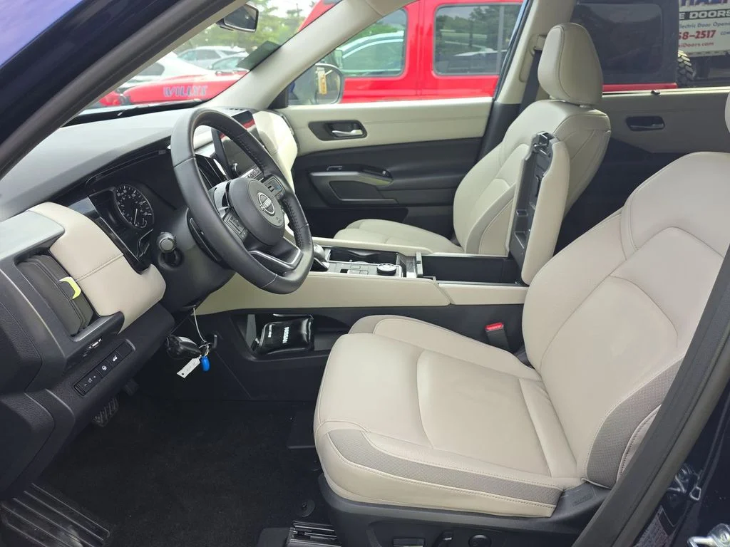 Used 2024 Blue Nissan SL image 5