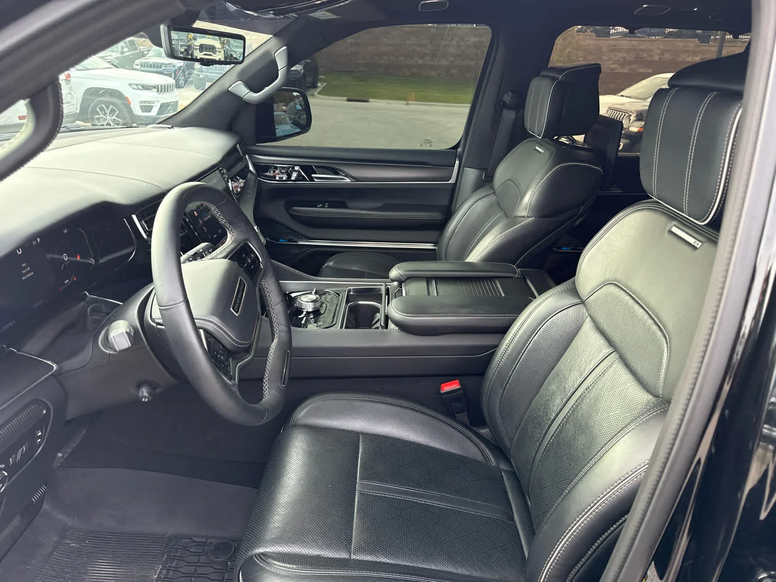 Used 2024 Diamond Black Crystal Pearlcoat Jeep Series II Obsidian image 7