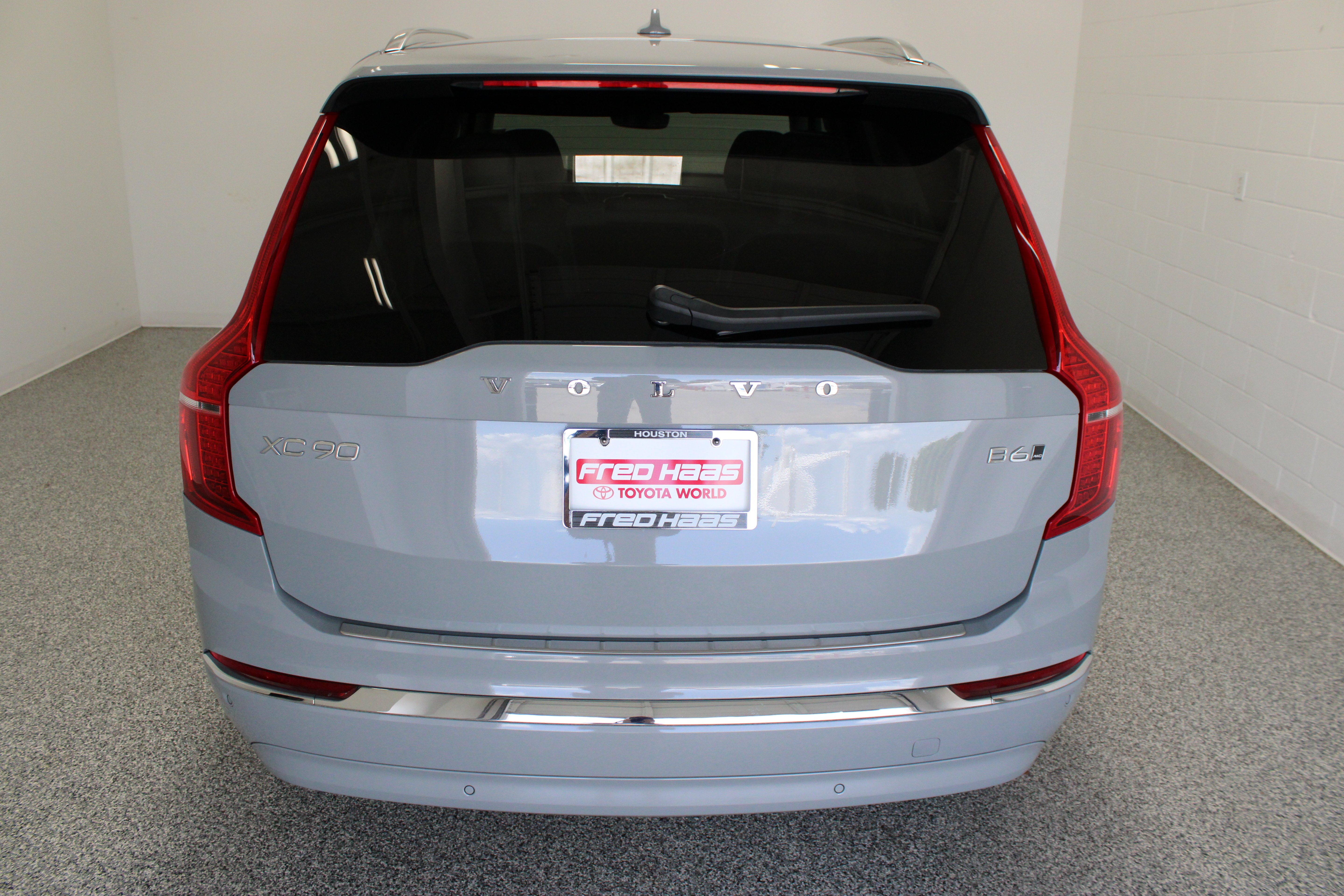 Used 2025 Vapour Grey Metallic Volvo Ultra 2.0T/Electric image 8