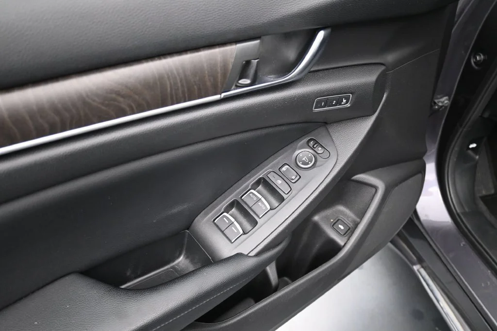 Used 2018 Modern Steel Metallic Honda Touring image 27
