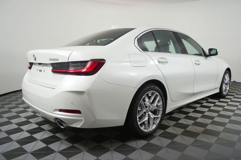 New 2026 Mineral White Metallic BMW 330i xDrive image 4