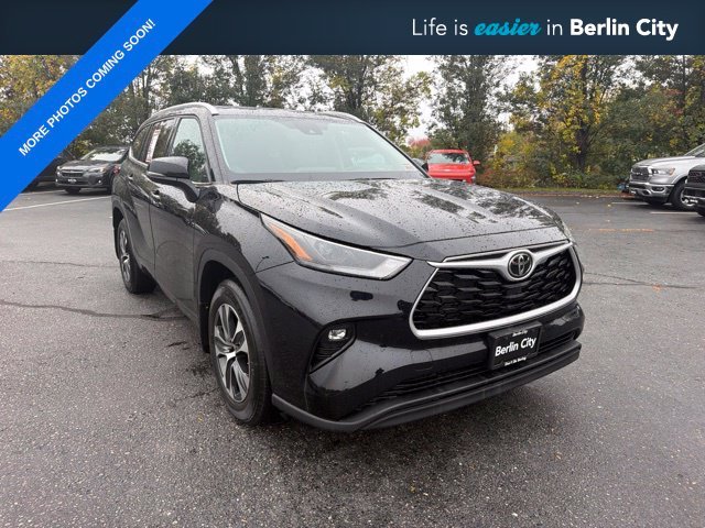 Used 2022 Midnight Black Metallic Toyota XLE image 1