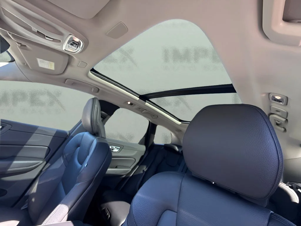 Used 2021 White Volvo T5 Momentum image 10
