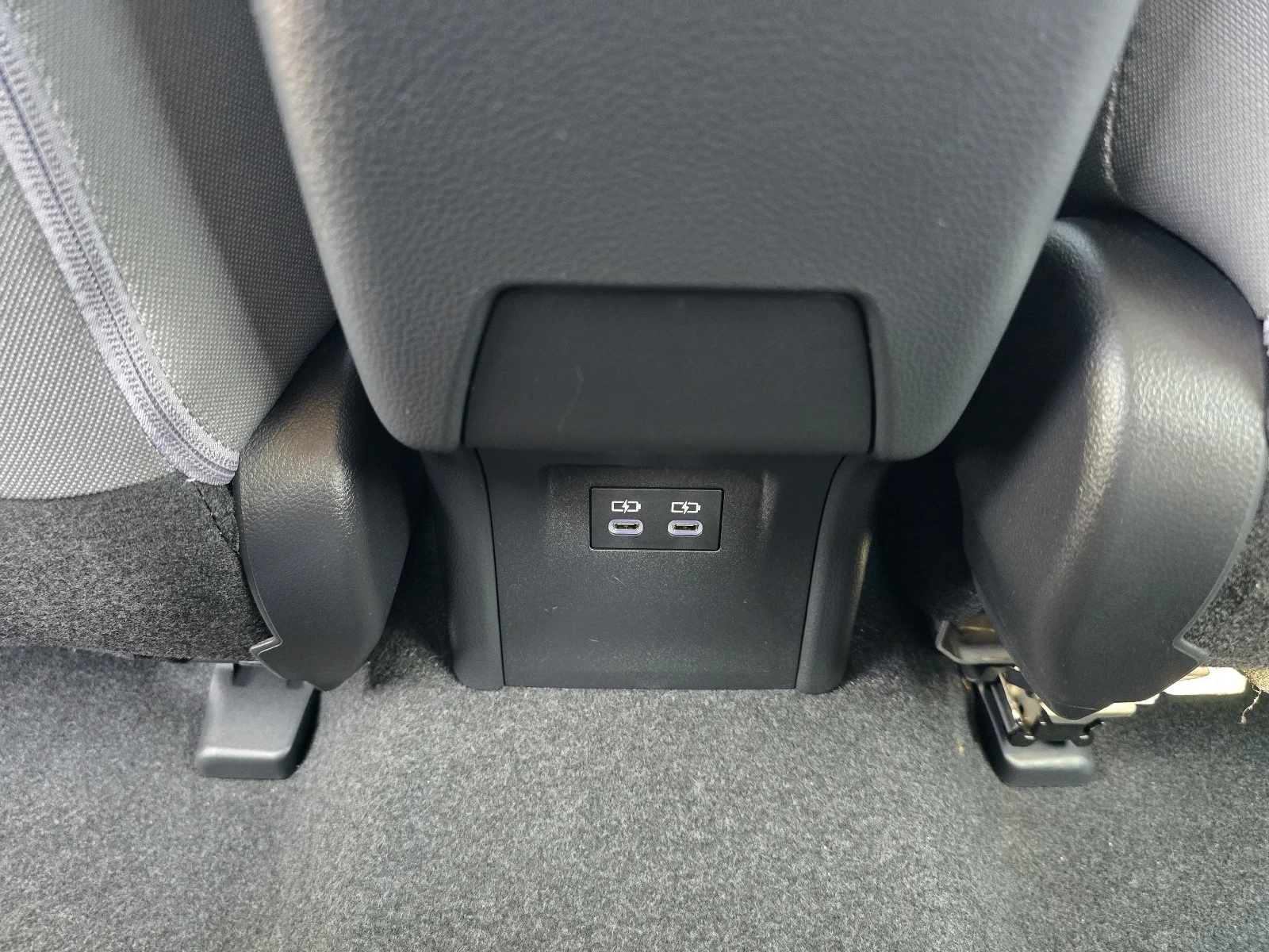 2025 Toyota Prius LE - Photo 25