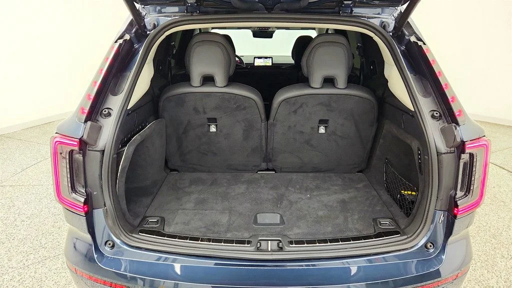 Used 2025 Denim Blue Metallic Volvo Twin Motor Plus 7-Seater w/ Tow Bar Hitch image 22
