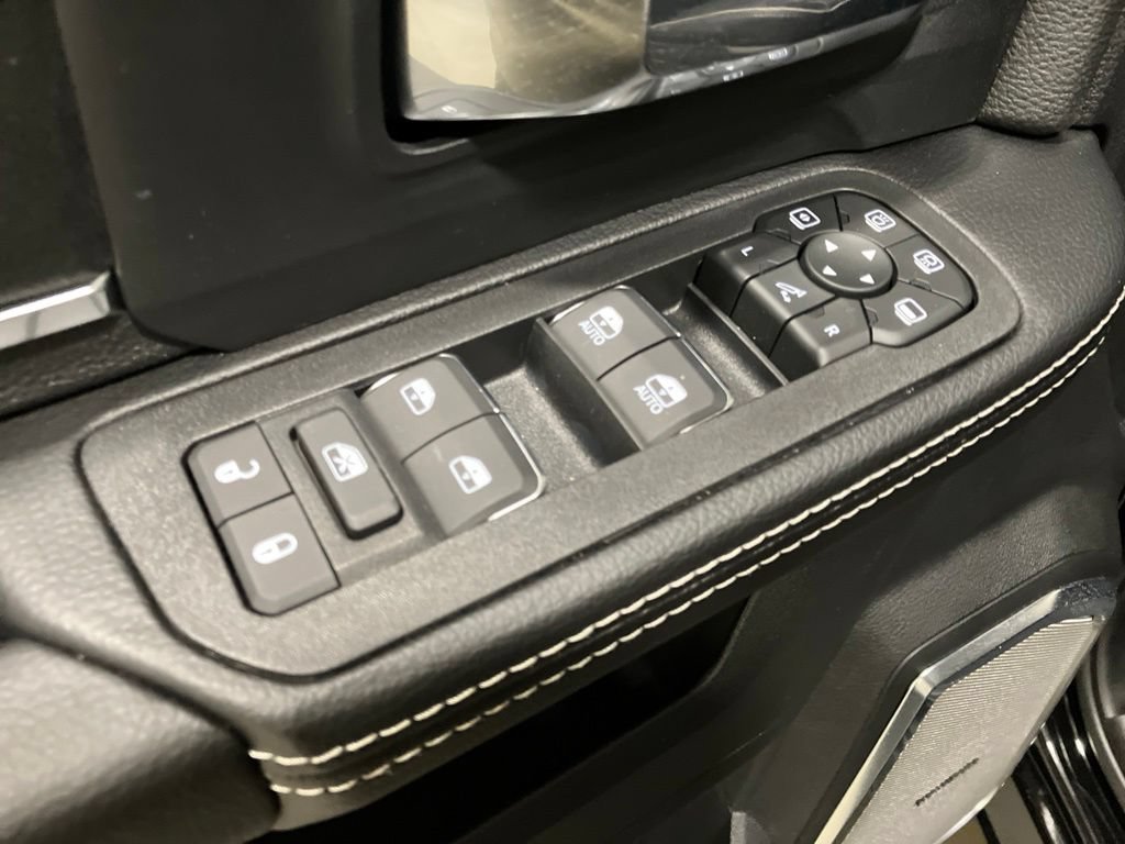 New 2026 Diamond Black Crystal Pearl-Coat Exterior Paint RAM Laramie image 13