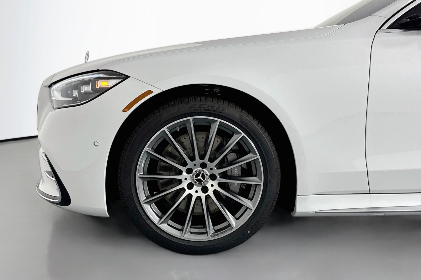 New 2026 MANUFAKTUR Moonlight White Metal Mercedes-Benz S 580e 4MATIC® Sedan image 9