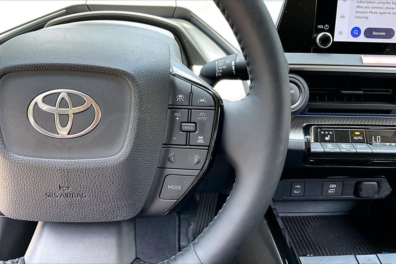 Used 2025  Toyota XLE image 11