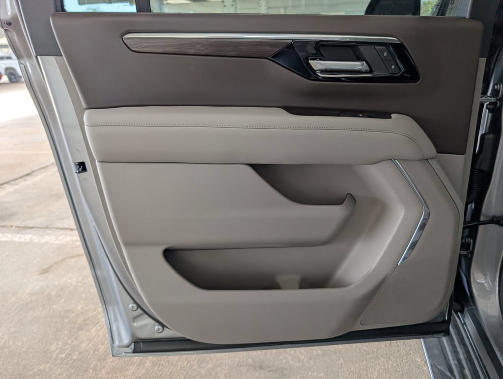2026 Chevrolet Suburban LT - Photo 9