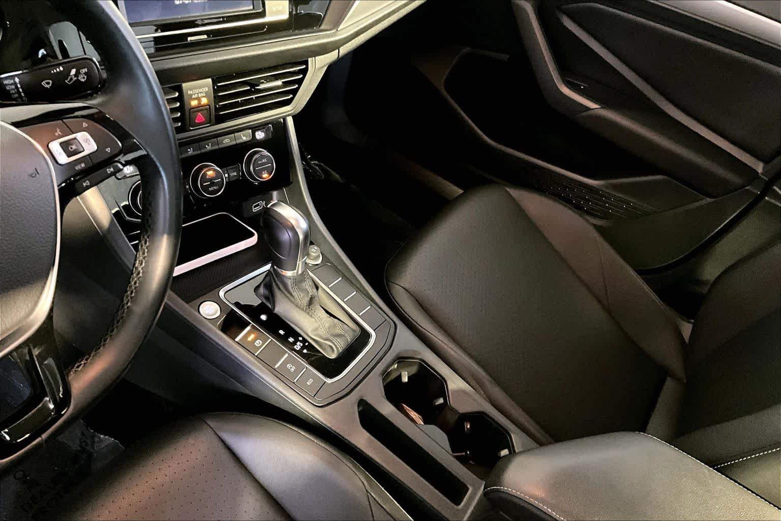 Used 2019 Platinum Gray Metallic Volkswagen SE image 17