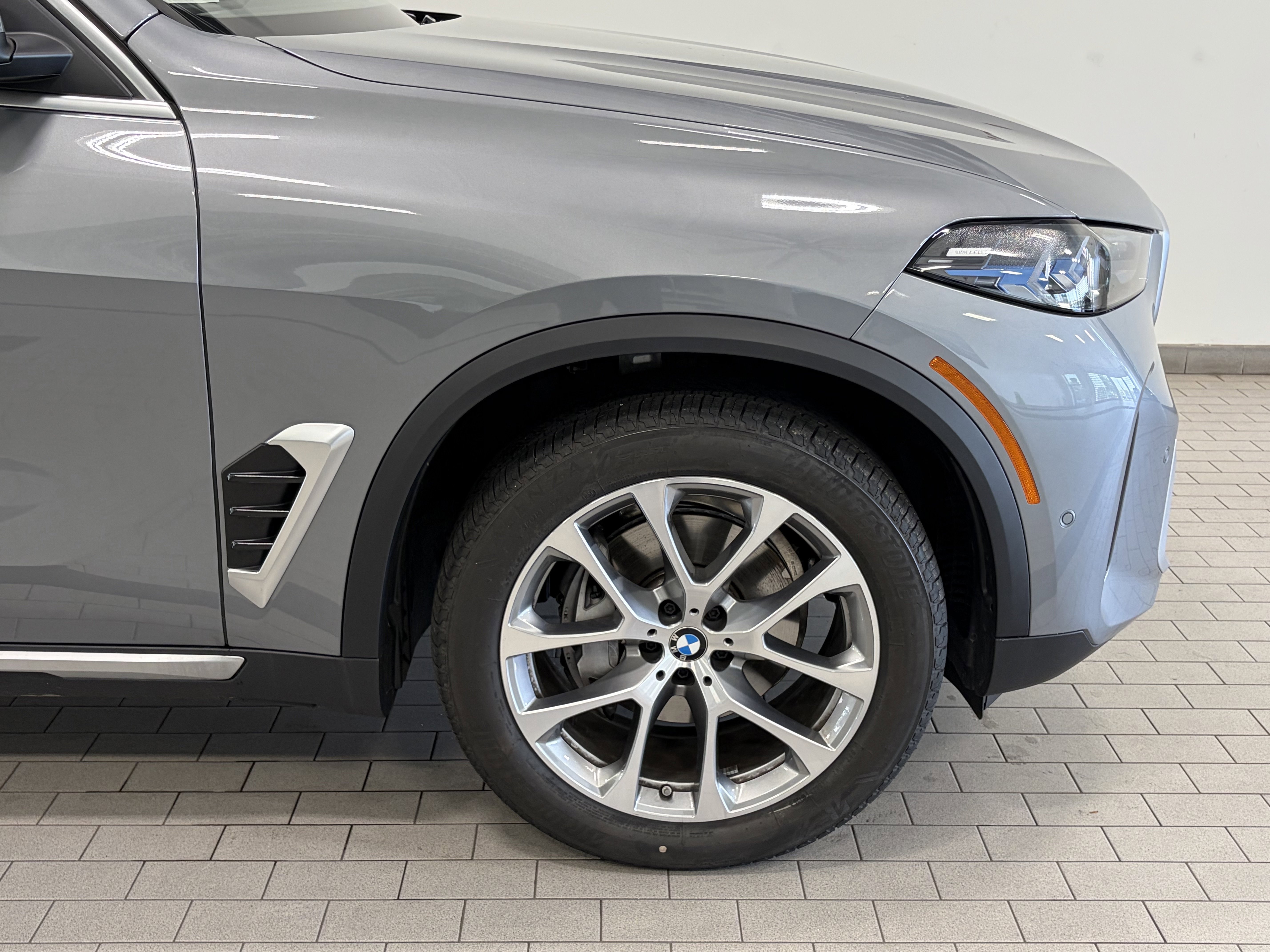 Used 2026 SKYSCRAPER GREY M BMW xDrive40i image 4