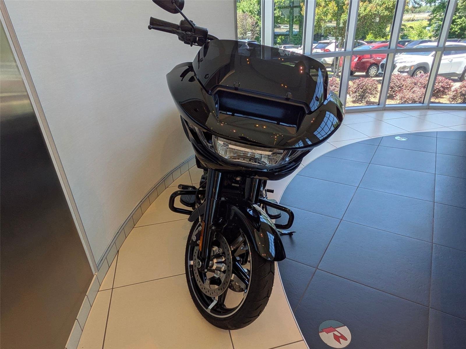 Used 2025 BLACK HARLEY DAVIDSON ROAD GLIDE image 2