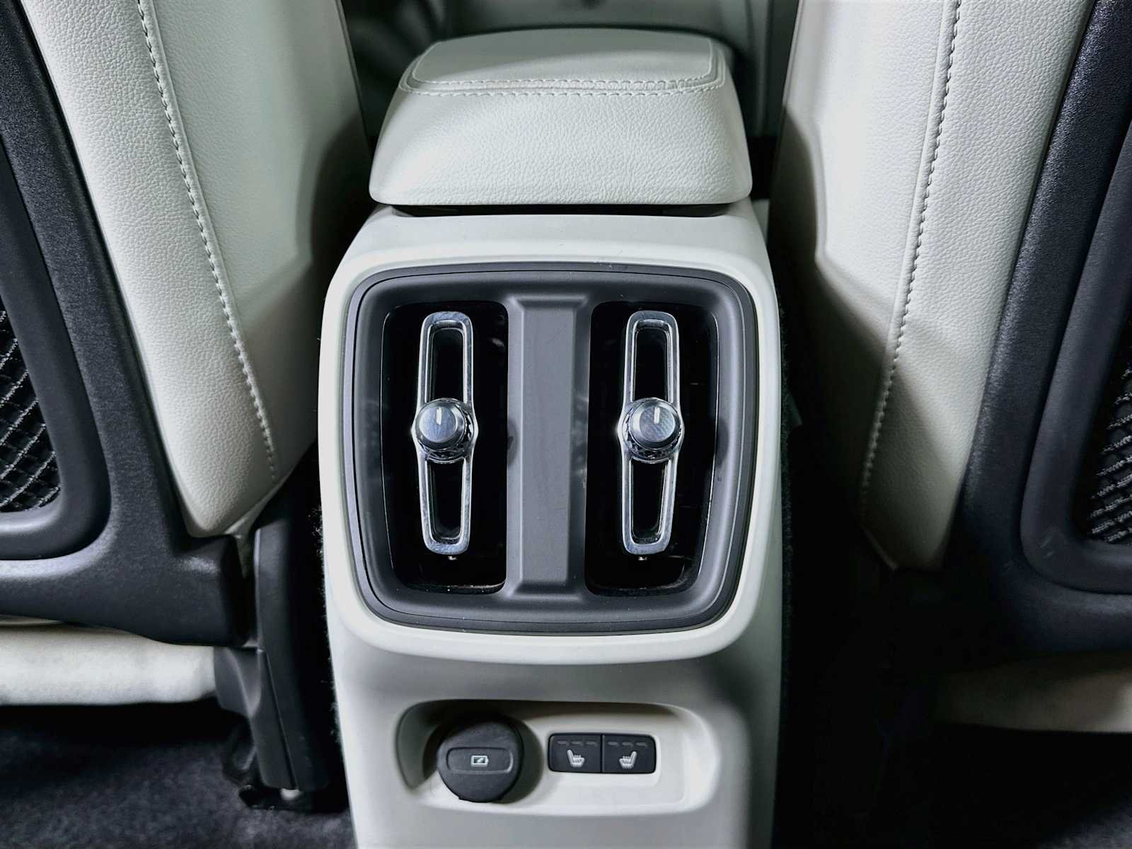 2026 Volvo XC40 Ultra - Photo 24