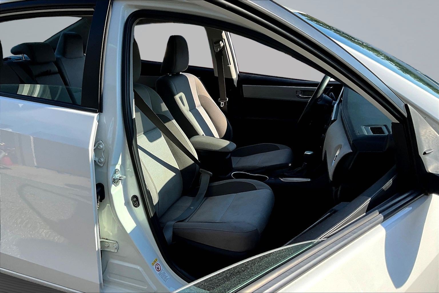 Used 2017 White Toyota LE image 26