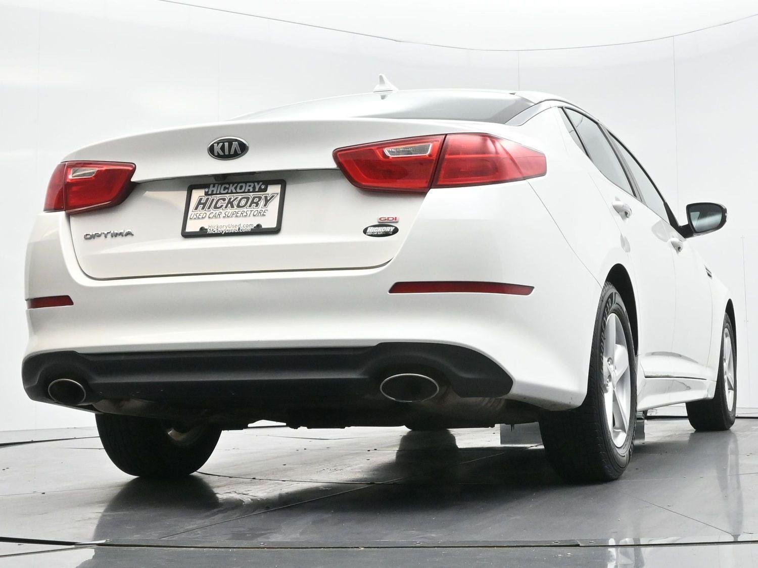 Used 2015 Snow White Pearl Kia LX image 49