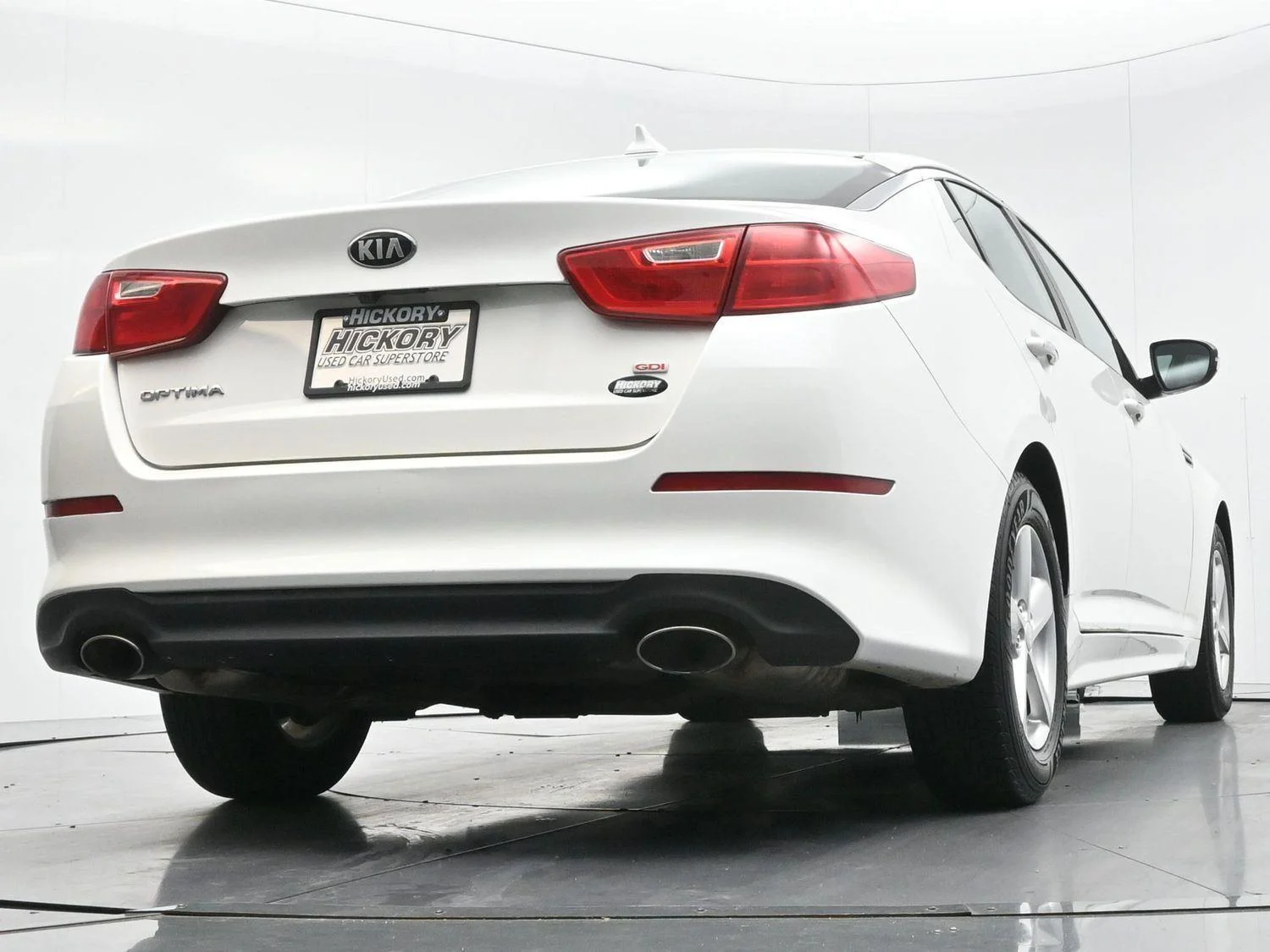 Used 2015 Snow White Pearl Kia LX image 49