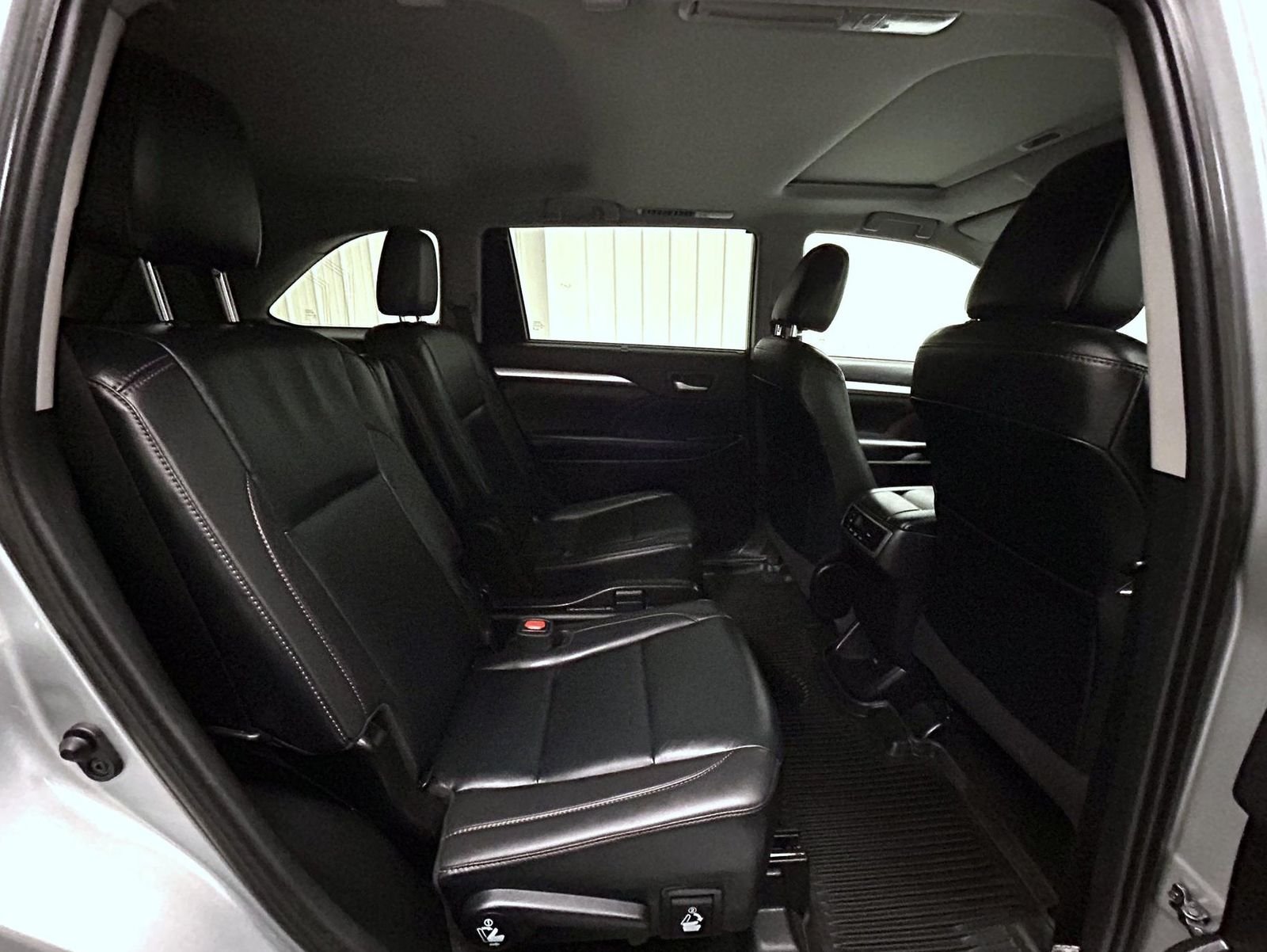 Used 2019 Silver Toyota XLE image 18