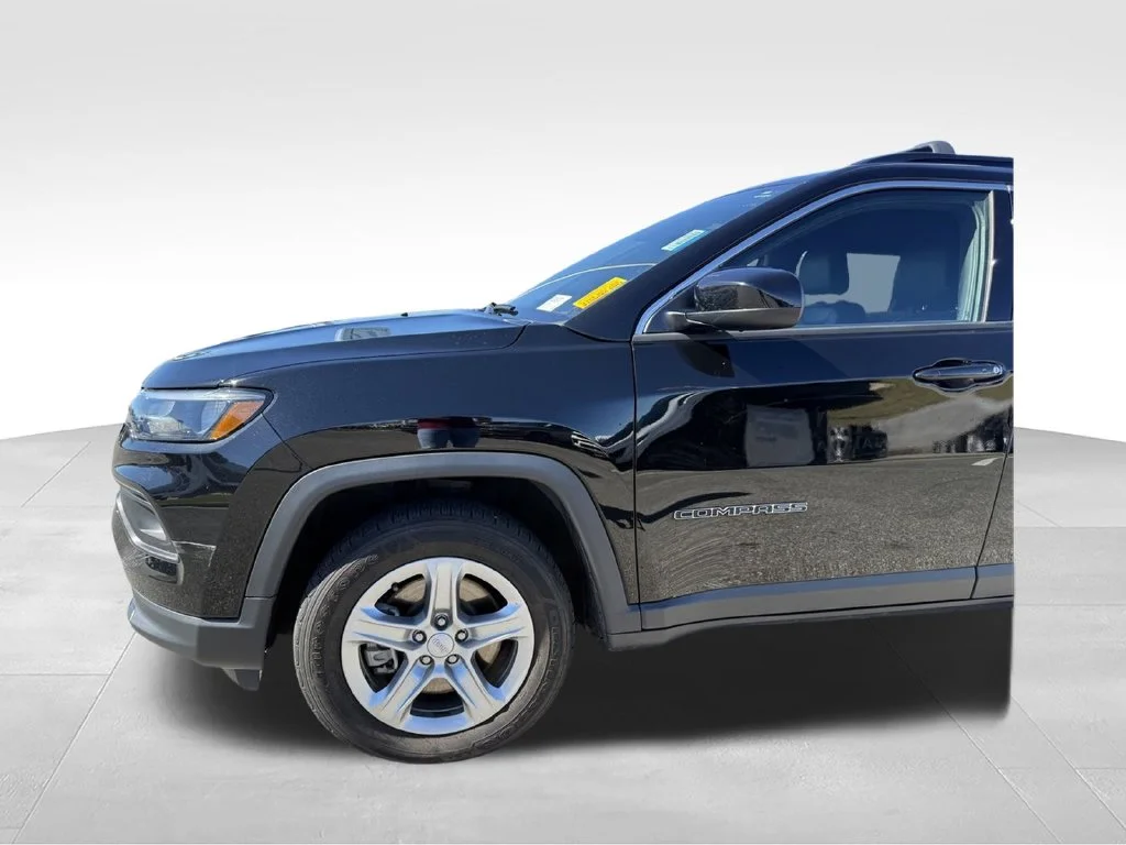 Used 2023 Black Jeep Latitude image 22