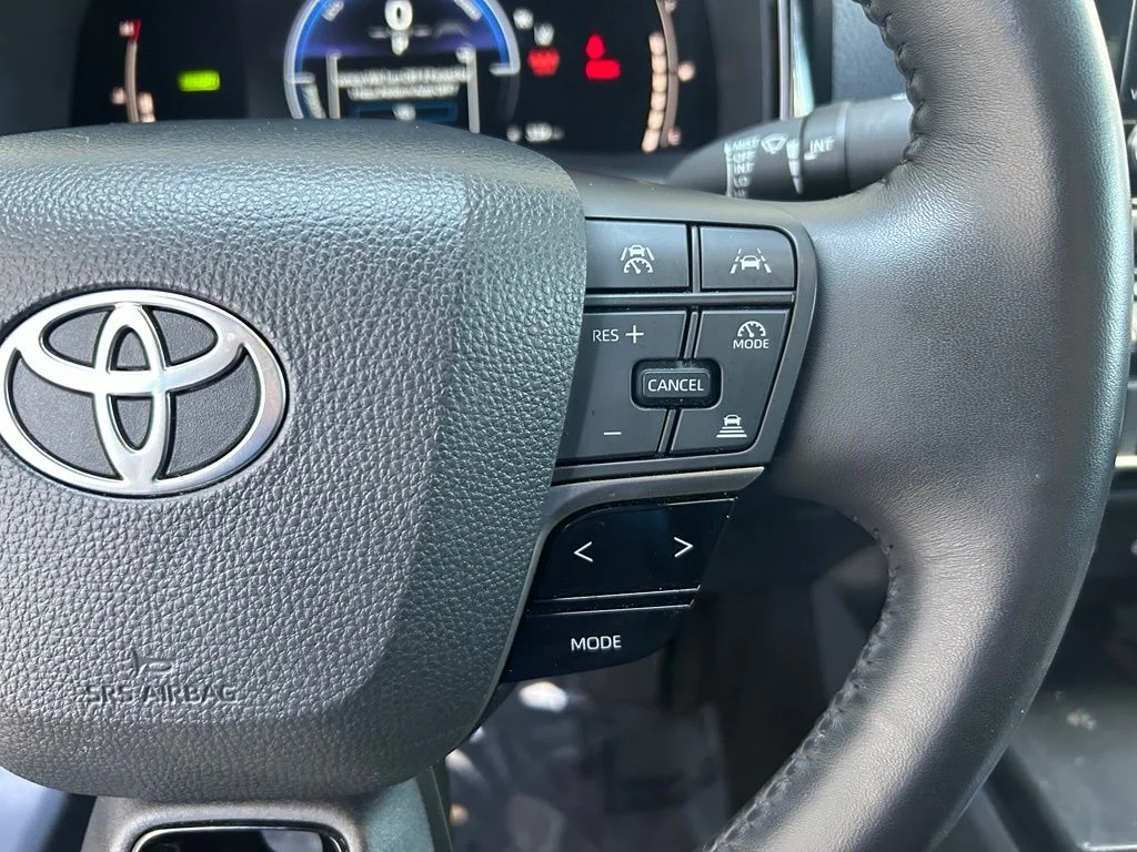 Used 2025 White Toyota LE image 39