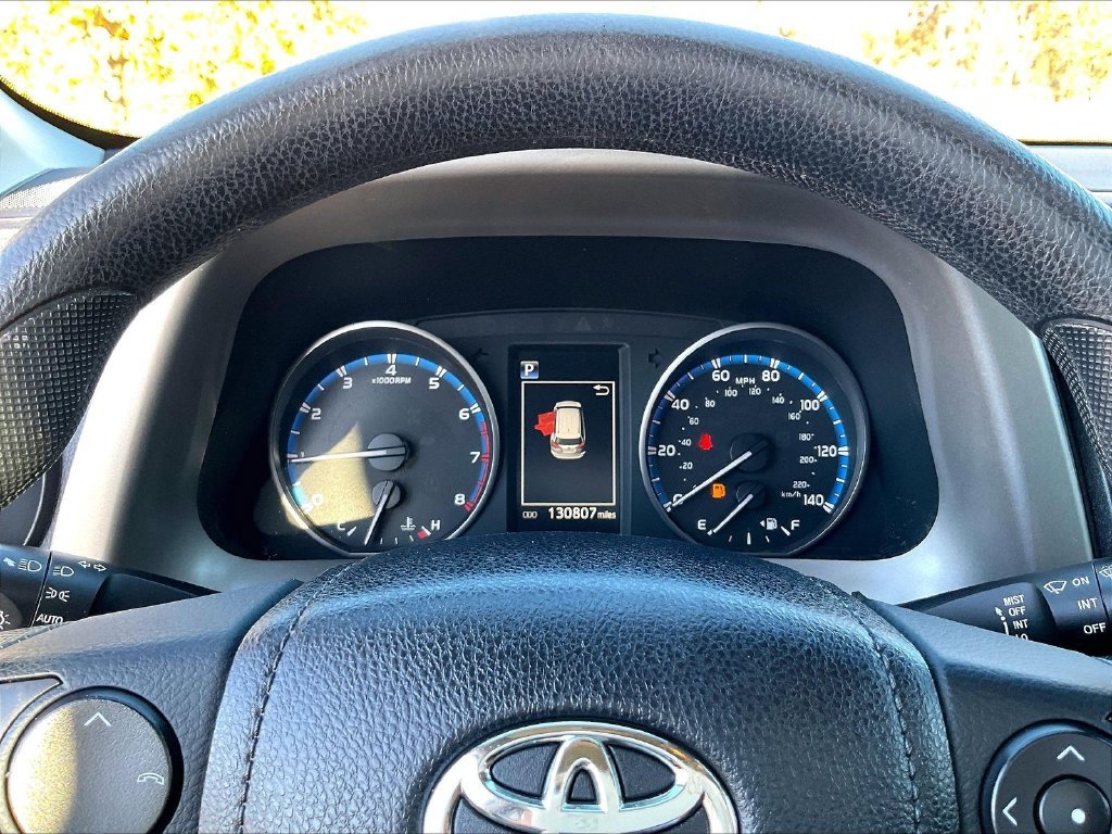 Used 2018 White Toyota LE image 24