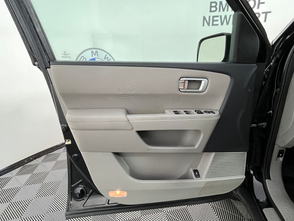 Used 2014 Black Honda EX-L image 23