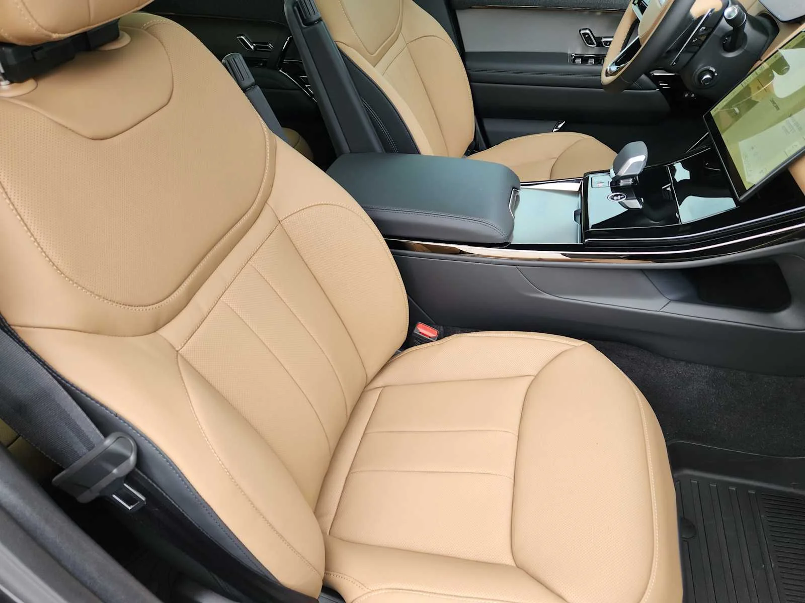 New 2026 Carpathian Grey LAND ROVER Dynamic SE image 13