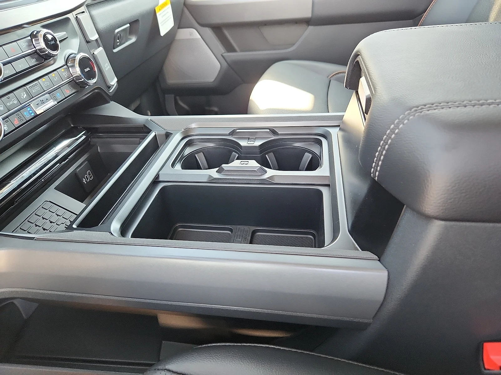 New 2027 Oxford White Ford Lariat image 25