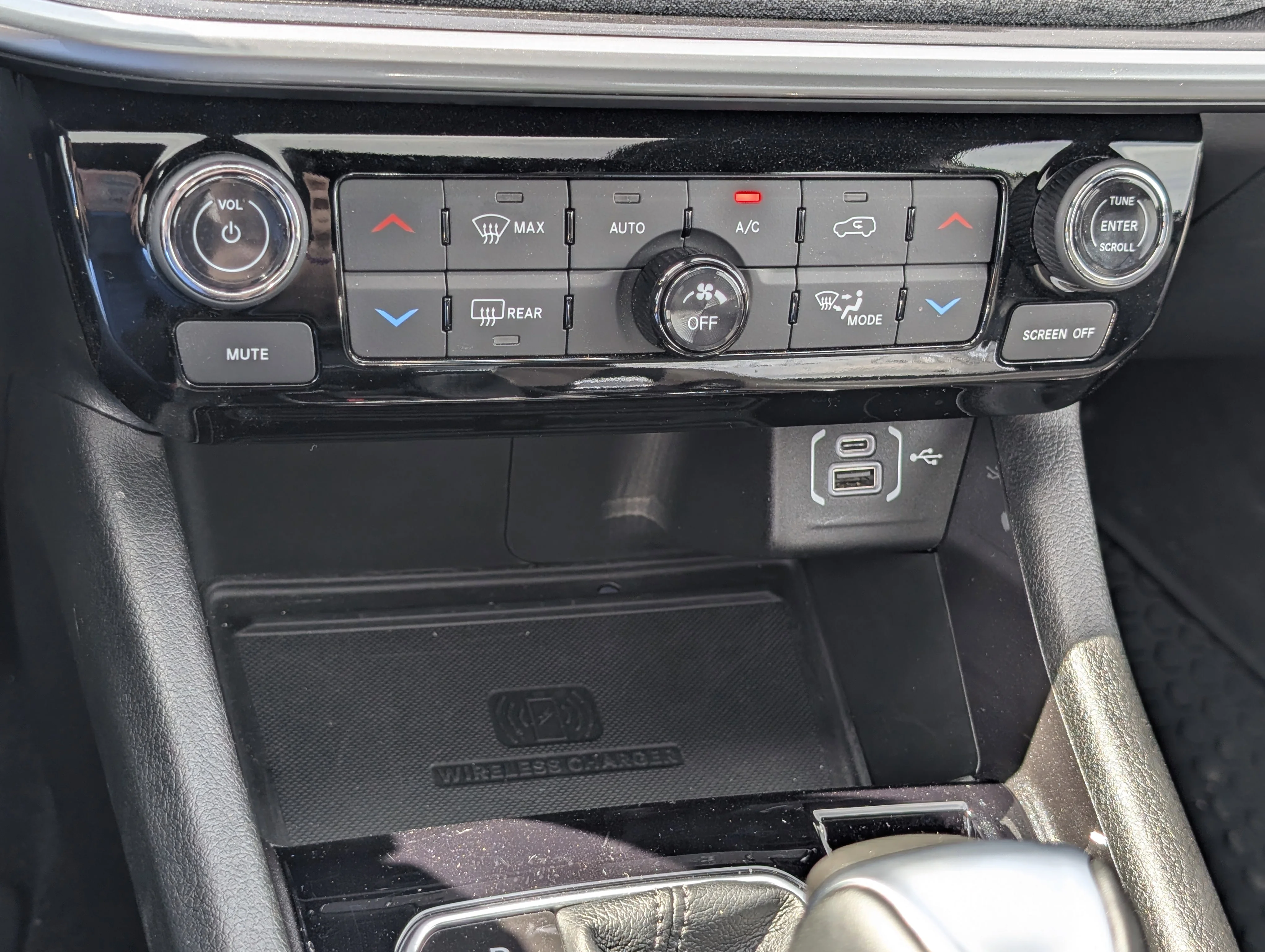 New 2025 Silver Zynith Metallic Jeep North image 31