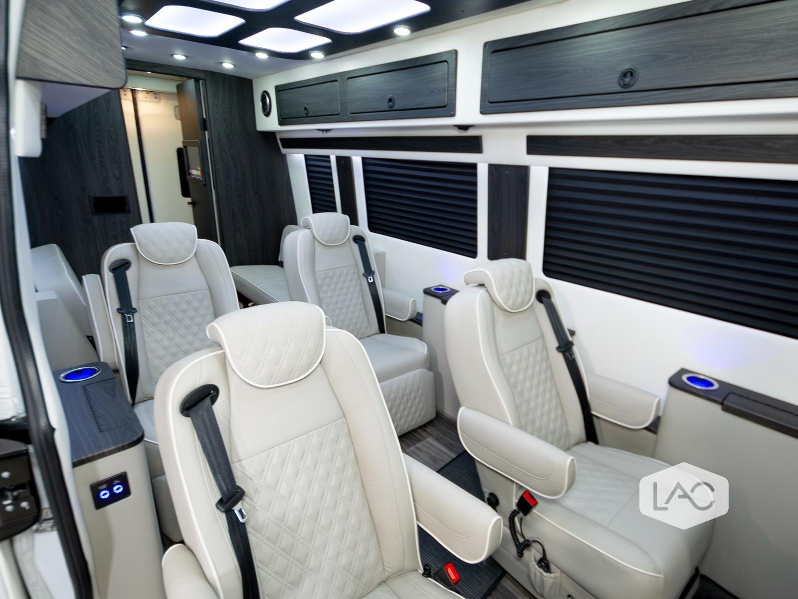 New 2026 Arctic White OGV Luxury Coach AWD (10OBA)10-Pass*ADV Wheel Pkg*PetSafe image 6