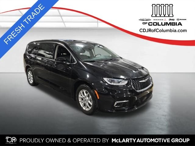 2023 Chrysler Pacifica Touring L's photo