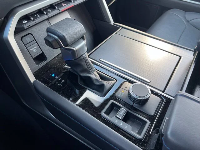 Used 2025  Toyota Platinum image 18