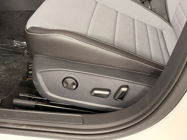 New 2026 Opal White Pearl Volkswagen 1.5T SE image 6