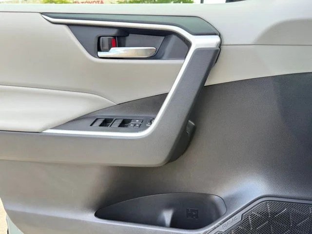 Used 2021  Toyota XLE image 23