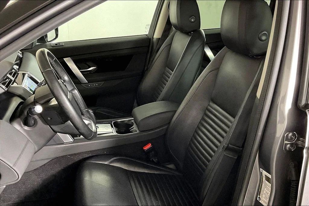 Used 2020  Land Rover SE image 24