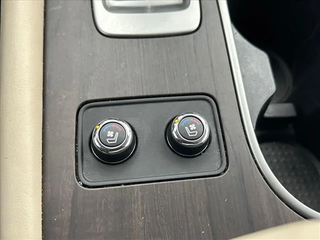 Used 2020 White Nissan Platinum image 31