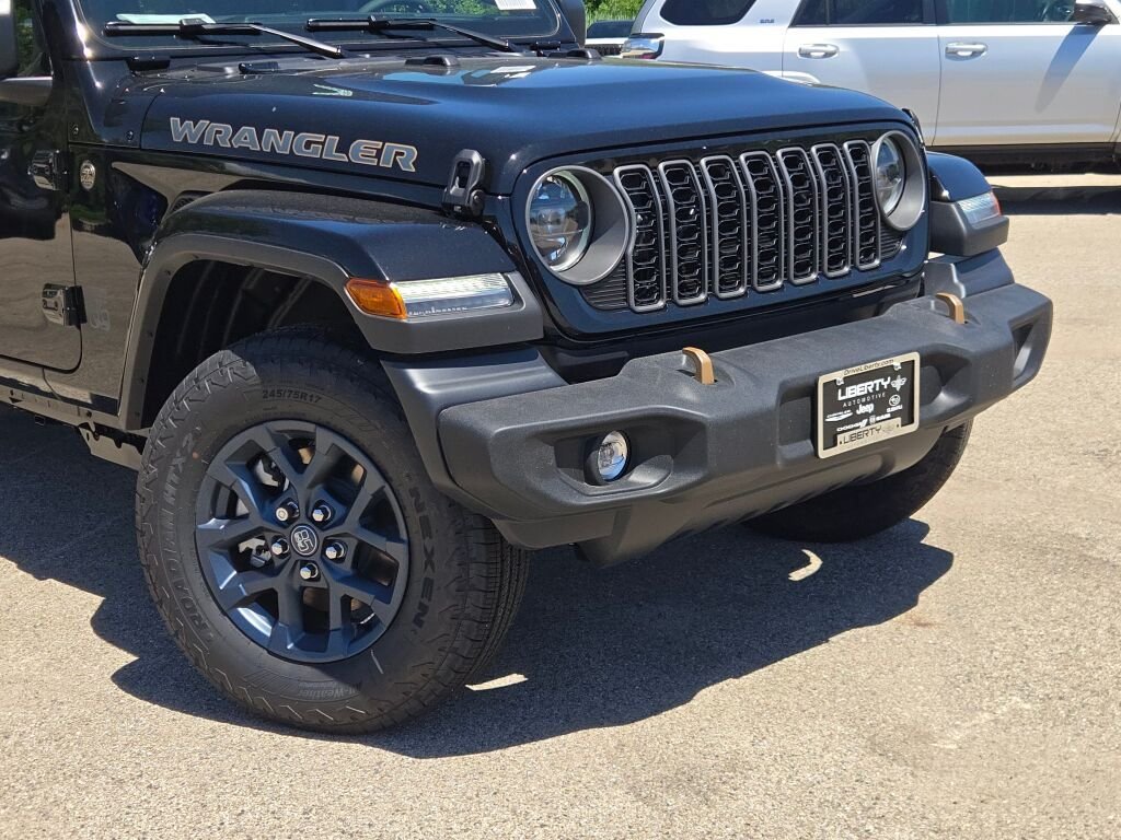 New 2026 Black Clear-Coat Exterior Paint Jeep 85th Anniversary Edition image 3