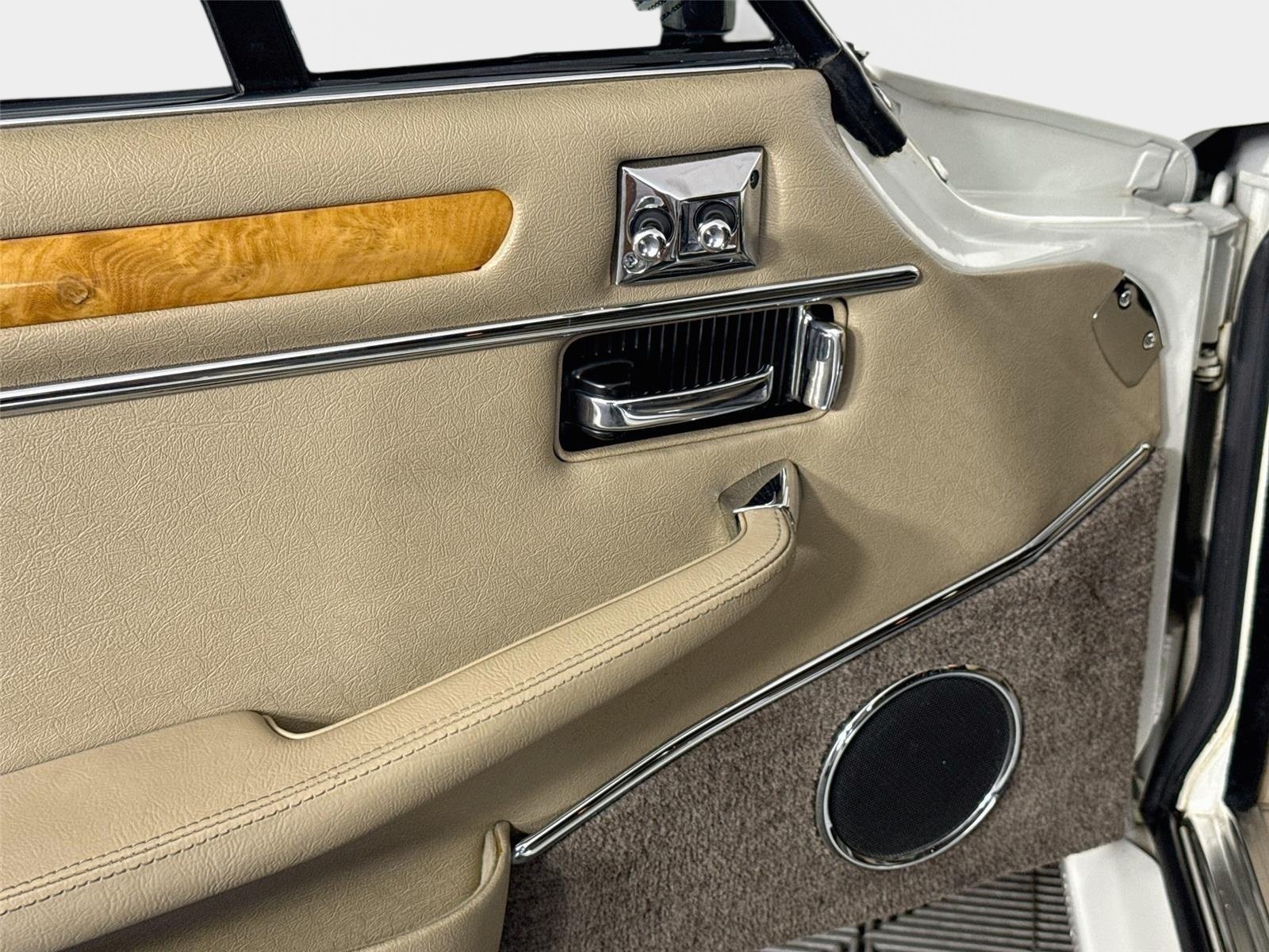 Used 1991 White Jaguar V12 image 17