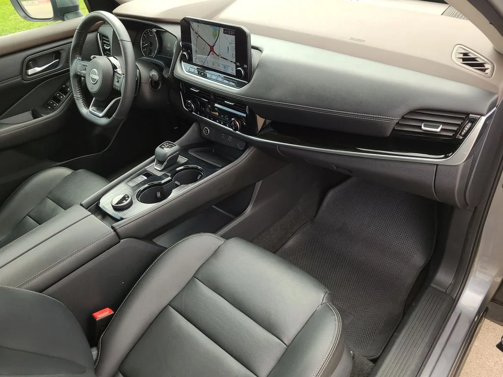 Used 2022 Gray Nissan SL image 11