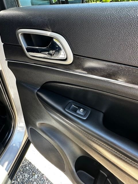 Used 2018 Billet Silver Metallic Clearcoat Jeep Limited image 18