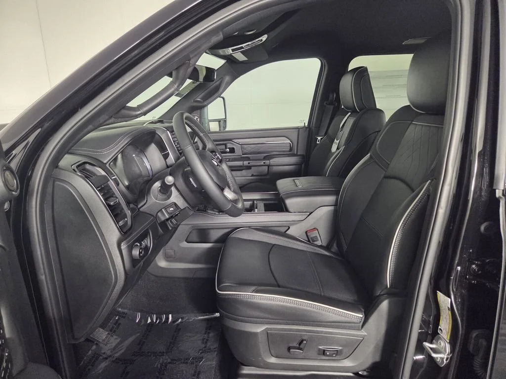 New 2026 Diamond Black Crystal Pearl-Coat Exterior Paint RAM Limited image 9
