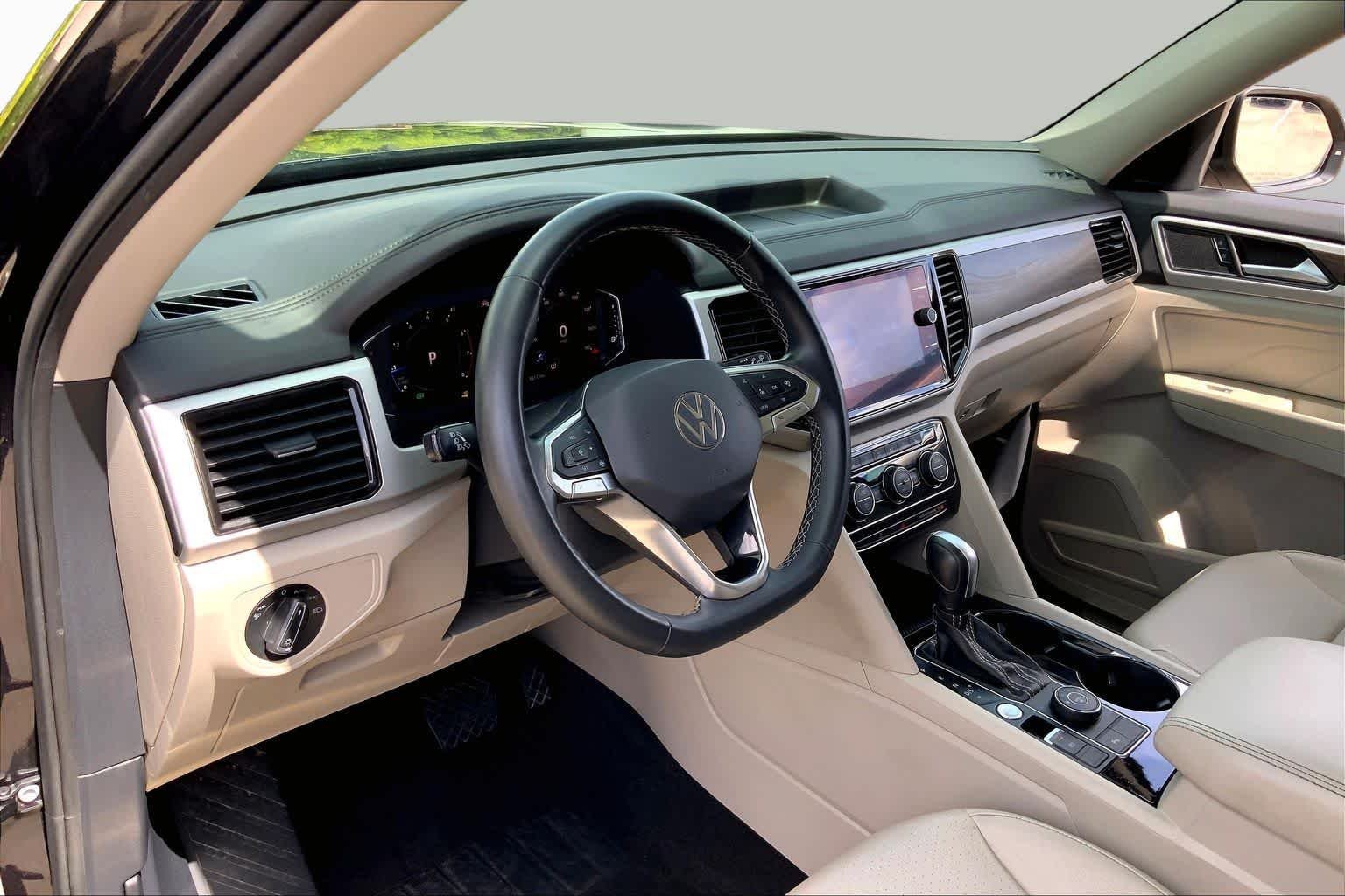 Used 2022 Deep Black Pearl Volkswagen 2.0T SE w/Technology image 18