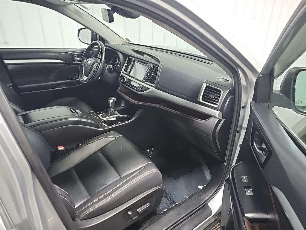 Used 2019 Silver Toyota XLE image 16