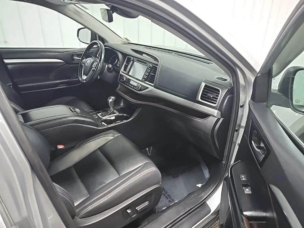 Used 2019 Silver Toyota XLE image 16