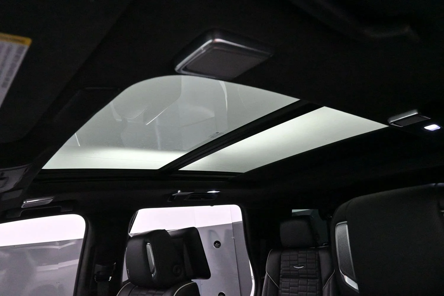 Used 2021 CRYSTAL WHITE TRICOAT Cadillac Sport Platinum image 32