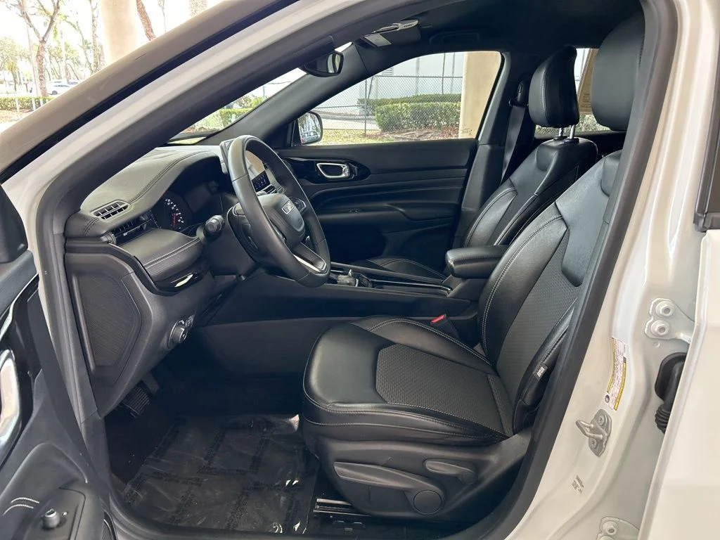 Used 2023 White Jeep Altitude image 5