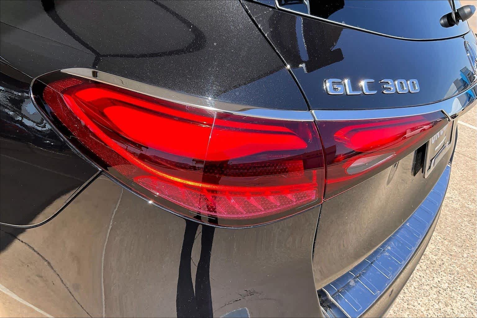 Used 2025 Obsidian Black Metallic Mercedes-Benz GLC 300 image 43