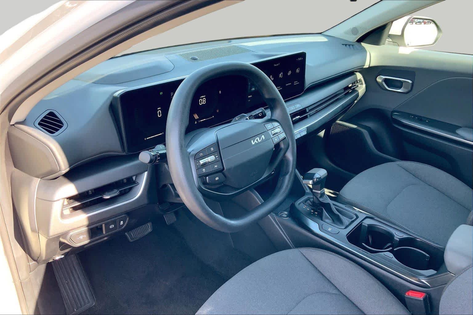 Used 2025 Snow White Pearl Kia LXS image 18