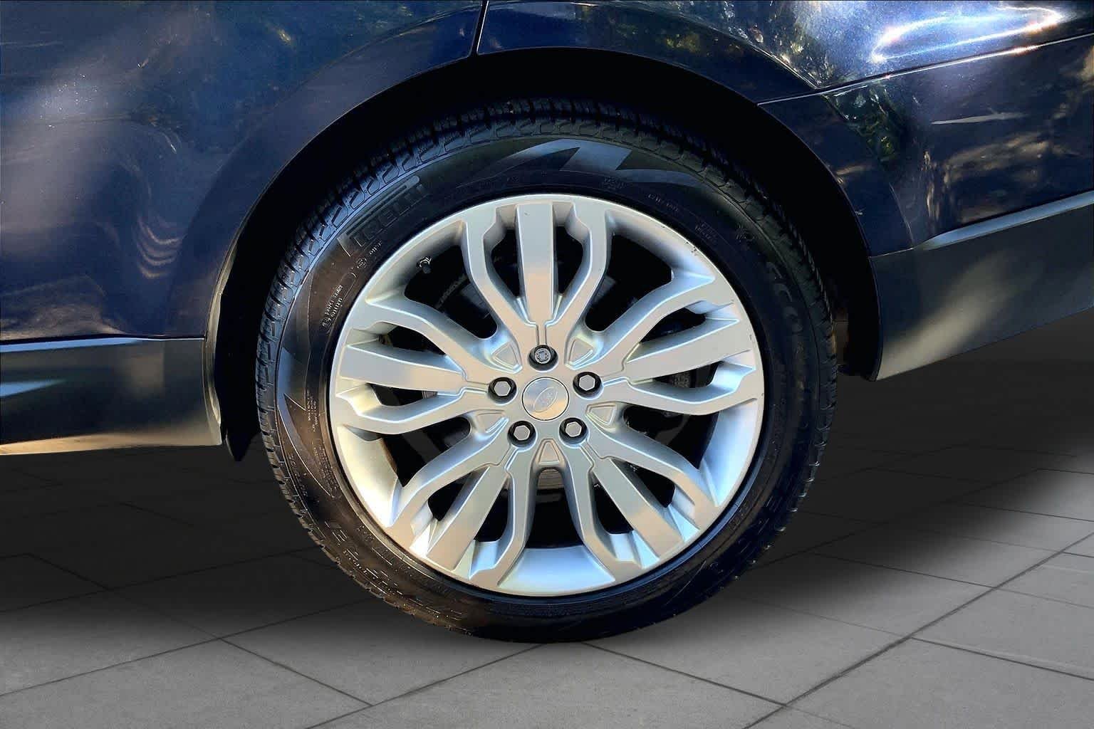 Used 2017 Fuji White Land Rover HSE image 11
